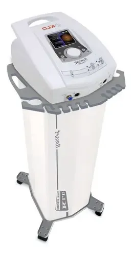 Aparelho de carboxiterapia Sycor da KLD montado sobre o rack com suporte para cilindro de CO2